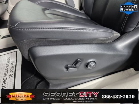 Used 2024 Chrysler Pacifica Touring-L image 13