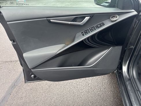 Used 2023 Kia Niro EX image 19