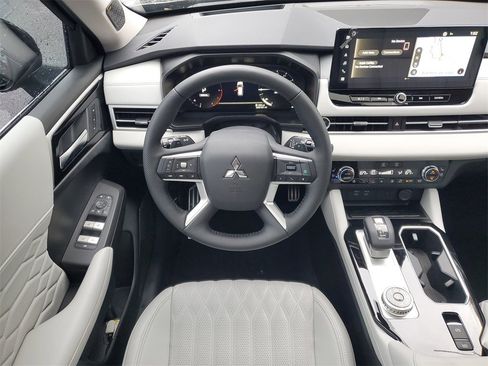 New 2025 Mitsubishi Outlander AWD image 9
