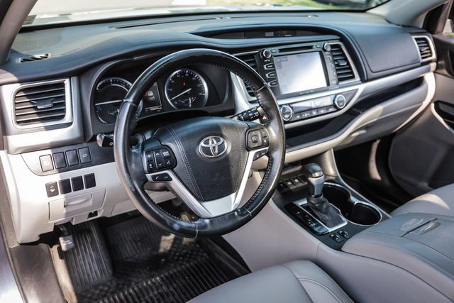 Used 2017 Toyota Highlander XLE AWD/4WD image 49