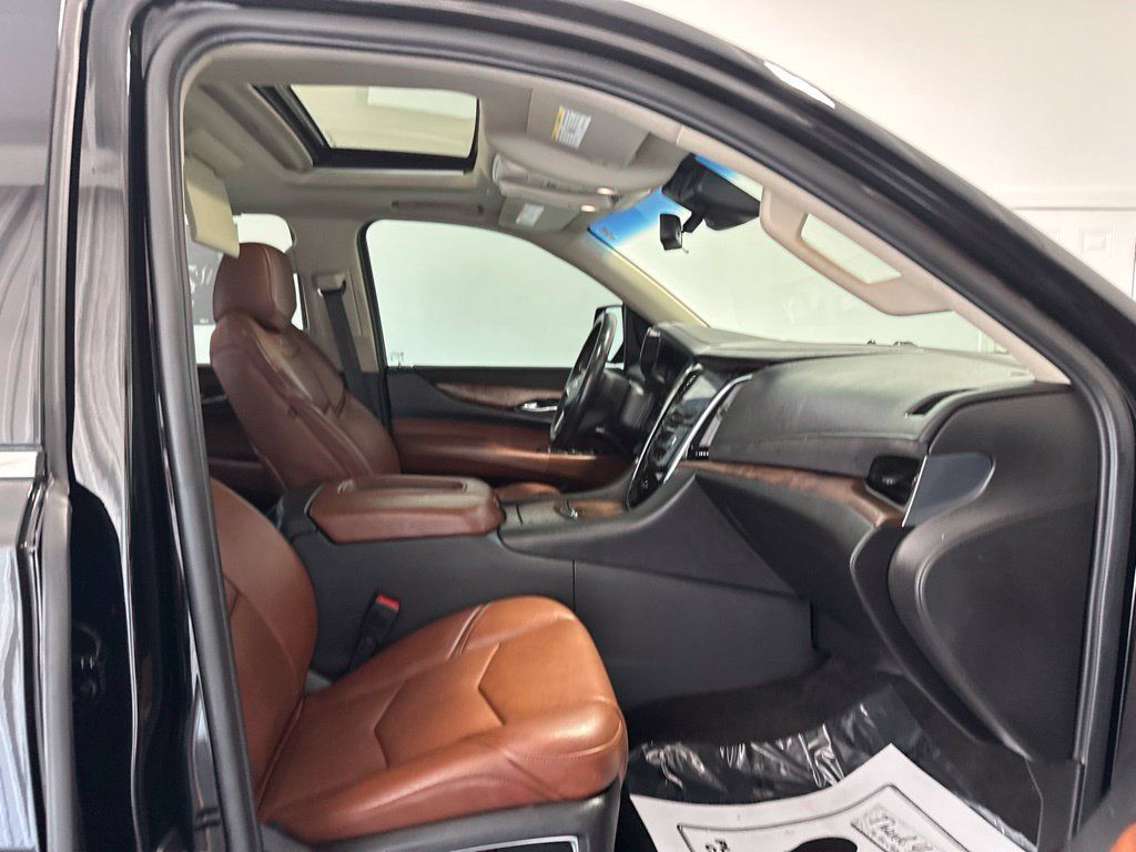 Used 2020 Cadillac Escalade Luxury AWD/4WD image 31