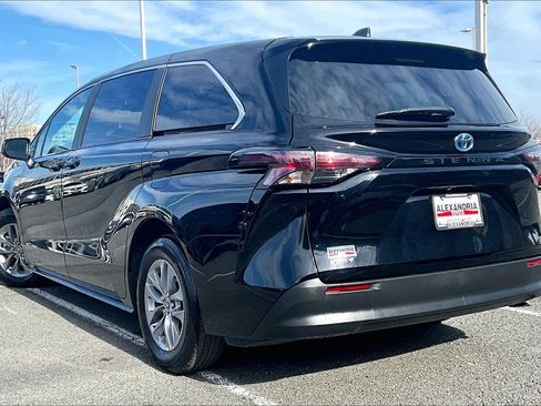Used 2025 Toyota Sienna LE image 11