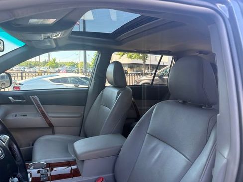 Used 2012 Toyota Highlander Limited w/ Tow Pkg AWD/4WD image 3