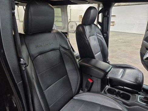 Used 2023 Jeep Wrangler Unlimited Sahara w/ Cold Weather Group AWD/4WD image 29