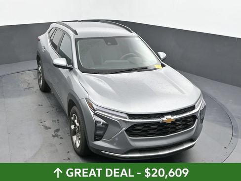 Used 2025 Chevrolet Trax LT FWD image 31