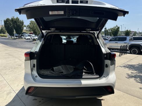Used 2023 Toyota Highlander XLE AWD/4WD image 29