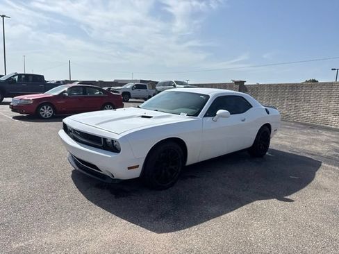 Used 2014 Dodge Challenger SXT RWD image 3