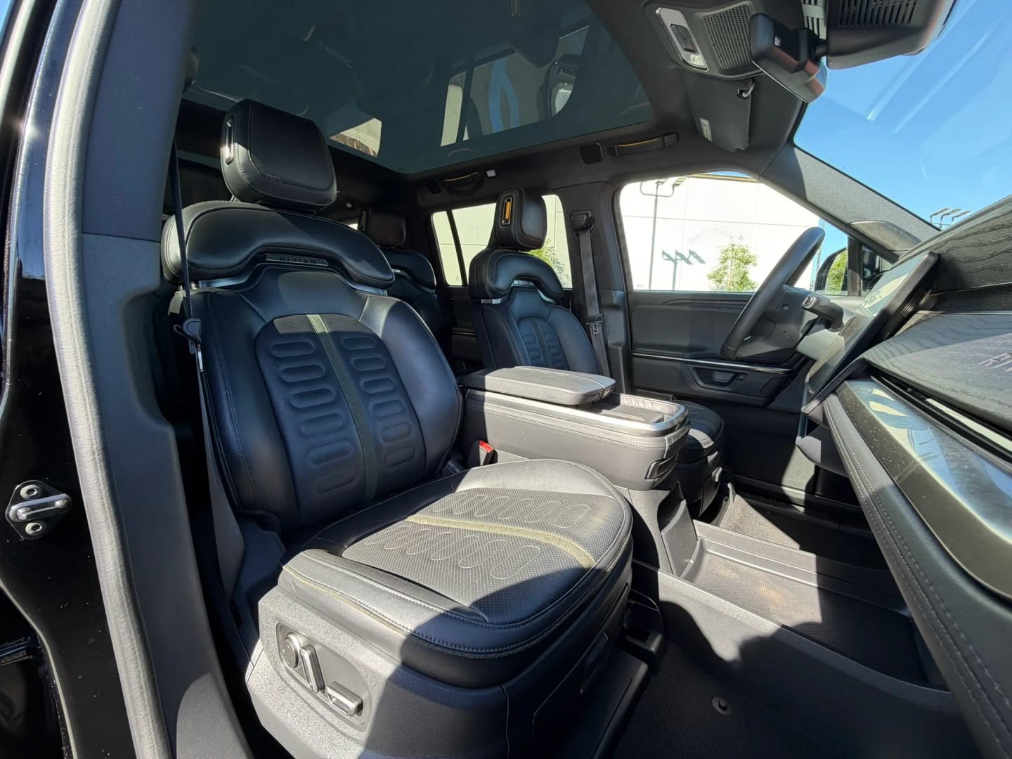 Used 2025 Rivian R1S Adventure Dual AWD/4WD image 38