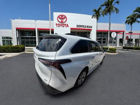 Used 2026 Toyota Sienna XLE FWD image 11