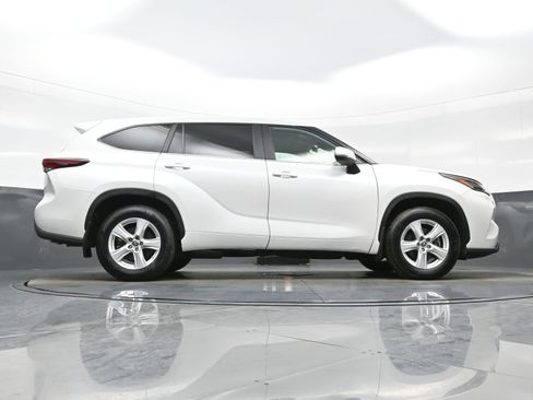 Used 2024 Toyota Highlander LE AWD/4WD image 31