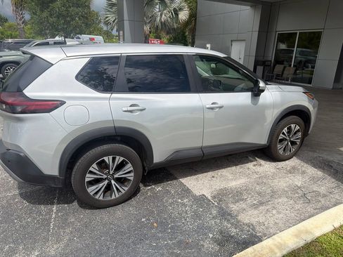 Used 2023 Nissan Rogue SV FWD image 3
