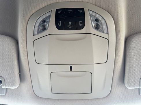 Used 2023 Chrysler Pacifica Touring-L image 39