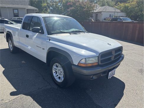 Used 2002 Dodge Dakota 2WD Club Cab image 1