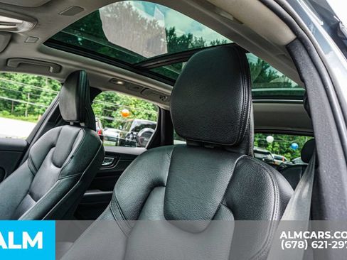 Used 2022 Volvo XC60 B5 Momentum w/ Advanced Package FWD image 21