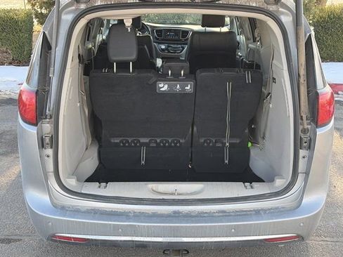Used 2019 Chrysler Pacifica Touring-L image 6