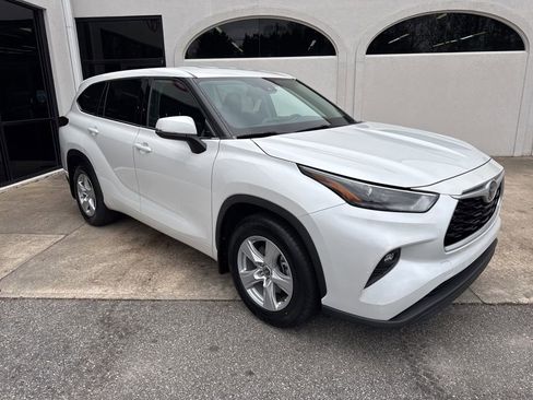 Used 2022 Toyota Highlander LE image 1