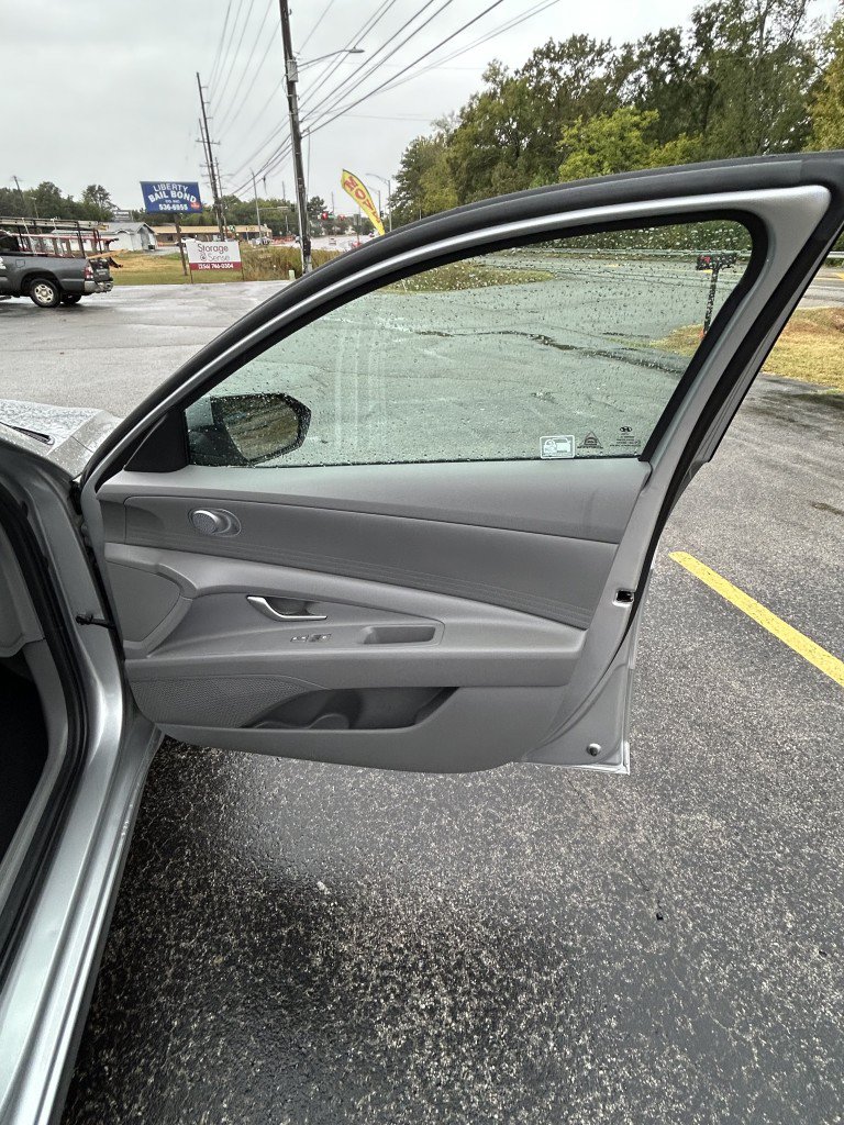 Used 2021 Hyundai Elantra SE FWD image 10