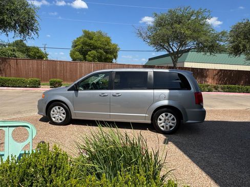 Used 2018 Dodge Grand Caravan SE w/ UConnect Hands-Free Group FWD image 11