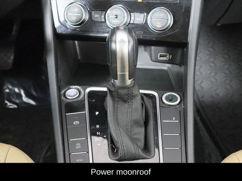 Used 2019 Volkswagen Jetta SE w/ Cold Weather Package image 13