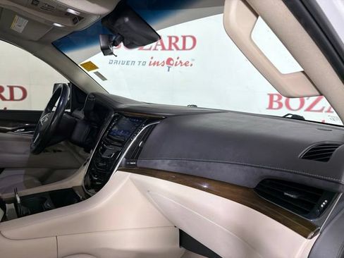 Used 2018 Cadillac Escalade Luxury AWD/4WD image 17