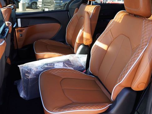 New 2026 Chrysler Pacifica Pinnacle image 11