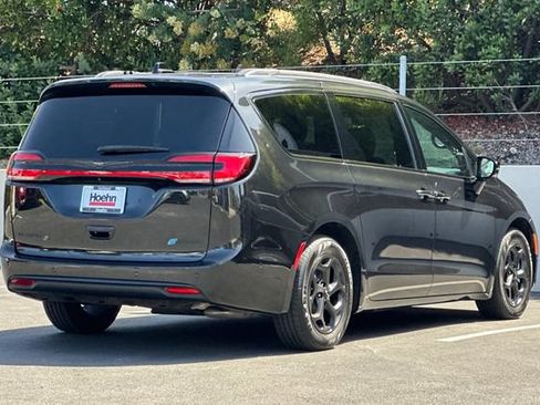Used 2024 Chrysler Pacifica Premium FWD image 5