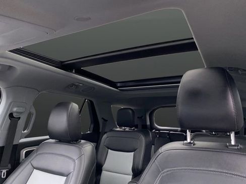 Used 2022 Ford Explorer XLT w/ Equipment Group 202A image 7