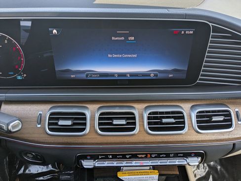 Used 2025 Mercedes-Benz GLS 450 4MATIC image 5