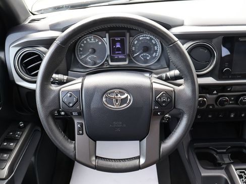 Used 2017 Toyota Tacoma TRD Sport w/ Premium & Technology Package AWD/4WD image 13