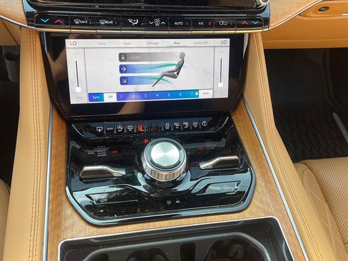 Used 2024 Jeep Grand Wagoneer Series III image 19