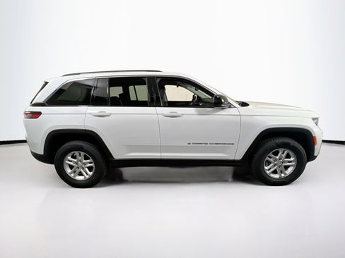 Used 2023 Jeep Grand Cherokee Laredo w/ Luxury Tech Group I AWD/4WD image 4