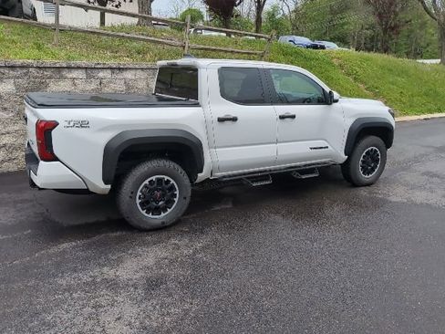 Used 2024 Toyota Tacoma TRD Off-Road w/ TRD Off Road Upgrade Package AWD/4WD image 3