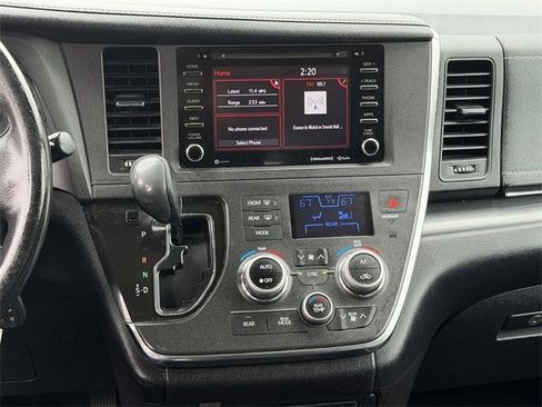 Used 2018 Toyota Sienna SE image 17