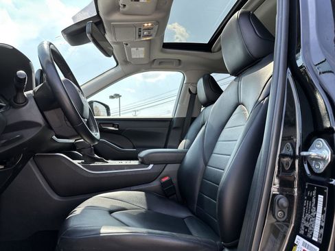 Used 2022 Toyota Highlander XLE image 11