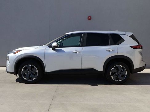 Used 2025 Nissan Rogue SV FWD image 2