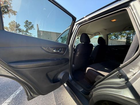 Used 2018 Nissan Rogue SV w/ Premium Package FWD image 23