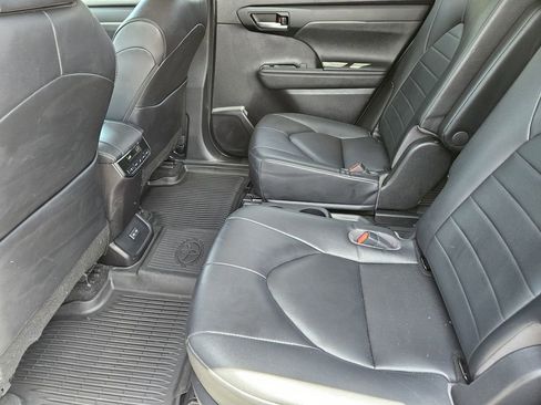 Used 2023 Toyota Highlander XLE FWD image 20
