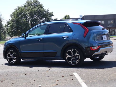 Used 2023 Kia Niro EX Touring FWD image 7