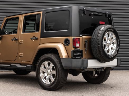 Used 2015 Jeep Wrangler Unlimited Sahara w/ Connectivity Group AWD/4WD image 9