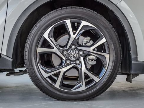 Used 2020 Toyota C-HR XLE FWD image 16