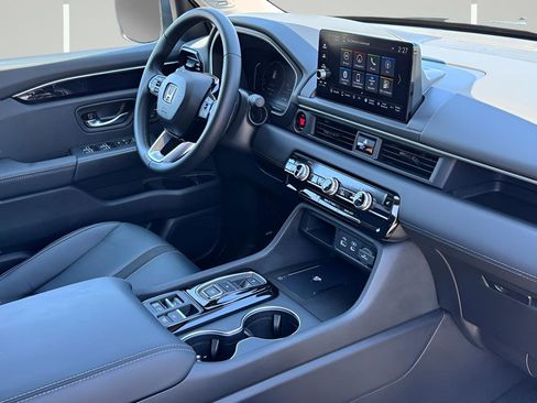Used 2025 Honda Pilot Touring image 6