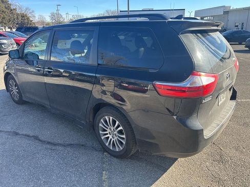 Used 2018 Toyota Sienna XLE image 8