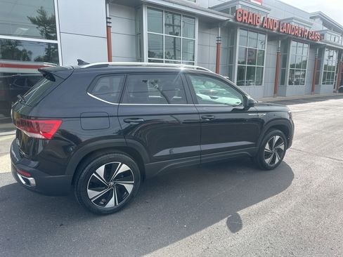 Used 2024 Volkswagen Taos SE AWD/4WD image 3
