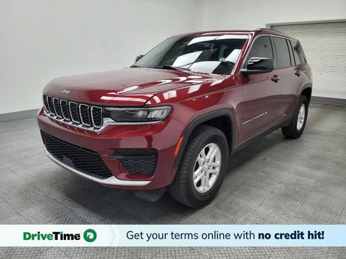 Used 2023 Jeep Grand Cherokee Laredo image 1
