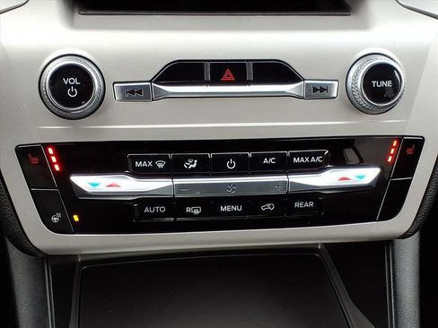 Used 2024 Ford Explorer XLT w/ Equipment Group 202A image 17