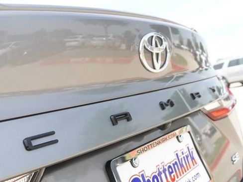 Used 2025 Toyota Camry SE image 12