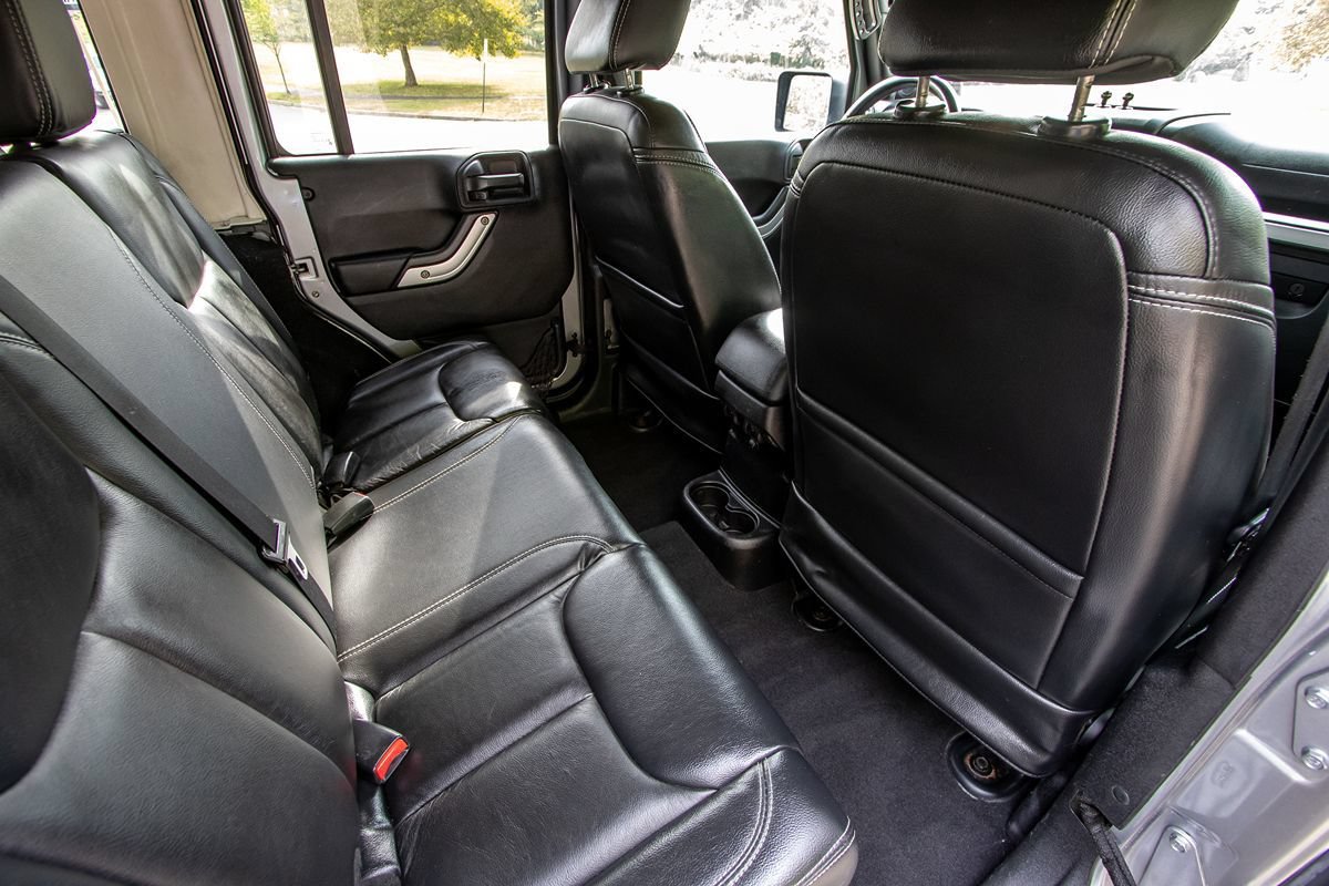Used 2013 Jeep Wrangler Unlimited Rubicon w/ Connectivity Group AWD/4WD image 21