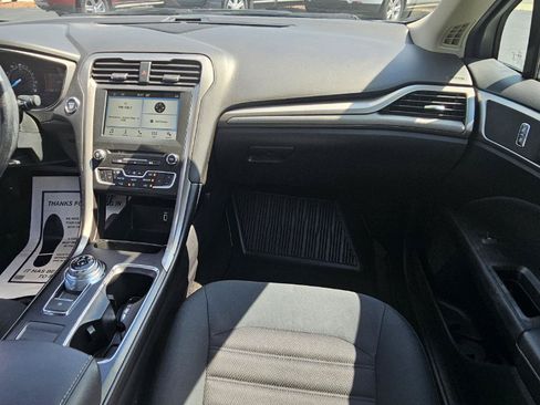 Used 2018 Ford Fusion SE w/ Fusion SE Technology Package FWD image 13