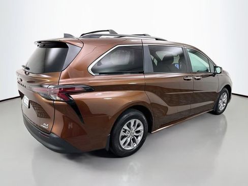 Used 2024 Toyota Sienna XLE w/ XLE Plus Package FWD image 7