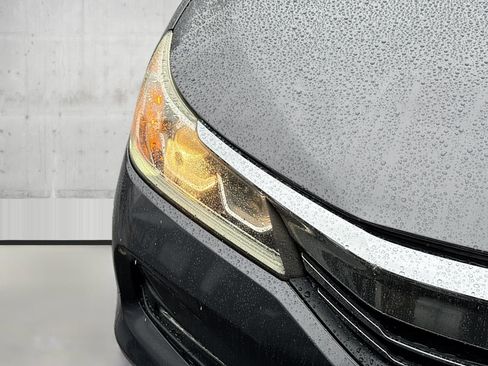 Used 2017 Honda Accord EX image 31